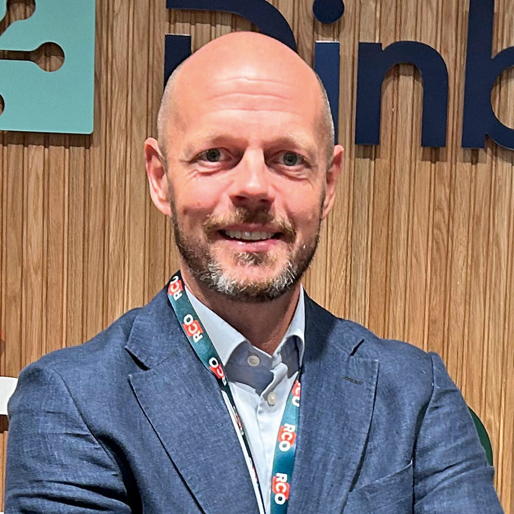 Vi är totalt 250 anställda inklusive konsulter, varav 140 tjänstemän har Frösundavik som sitt kontor, säger Fredrik Sidhagen.