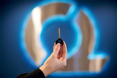 Iloq-lösningarna är batterifria, istället strömförsörjs det elektroniska låset med användarens nyckel.
