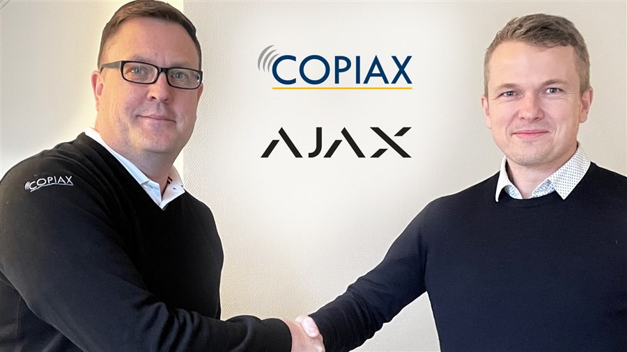 Överens! Peter Westerberg och Michael Hygild bekräftar samarbetet mellan Copiax och Ajax Systems med ett handslag.