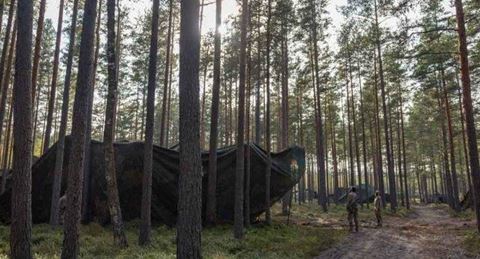 Sløring af køretøjer bliver en ekstra vigtig disciplin, når fjendens droner konstant observerer fra luften. Foto: Rebekka Gimm / Forsvaret