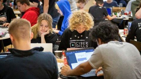 Unge cybersikkerhedseksperter under uddannelse. Foto: Industriens Fond.