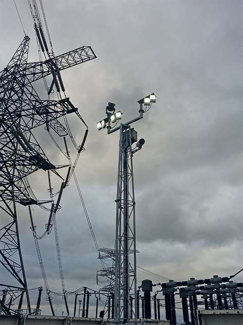 Perimeter surveillance installation with Vario2 white-light illuminators from Raytec. Perimeter surveillance installation with Vario2 white-light illuminators from Raytec.