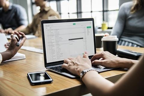 53 pct. af de adspurgte danske virksomheder siger, at de er ved at miste overblikket over, hvor IT-kriminelle ville kunne angribe deres IT-systemer. På globalt plan er det kun 43 pct. af de adspurgte virksomheder, der er ved at miste overblikket.