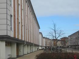 7 ud af 10 beboere i udsatte boligområder føler sig trygge, der hvor de bor. Faktisk er 4 ud af 10 så glade for at bo i området, at de ikke ville flytte, hvis de fik muligheden for det. Det viser en ny stor VIVE-undersøgelse om tryghed og trivsel i udsatte boligområder. 7 ud af 10 beboere i udsatte boligområder føler sig trygge, der hvor de bor. Faktisk er 4 ud af 10 så glade for at bo i området, at de ikke ville flytte, hvis de fik muligheden for det. Det viser en ny stor VIVE-undersøgelse om tryghed og trivsel i udsatte boligområder.