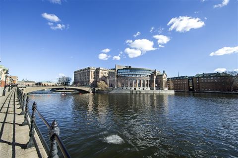 Policyn innehåller principer för hur offentlig förvaltning kan använda molntjänster säkert och effektivt. Policyn innehåller principer för hur offentlig förvaltning kan använda molntjänster säkert och effektivt.