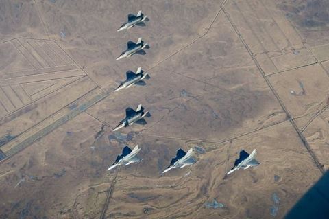 Fire danske F-35 og tre svenske Gripen kampfly fotograferet over Island. 