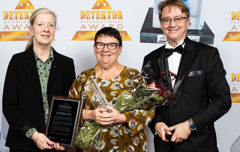 Anne-Marie Eklund Löwinder (mitten) mottog utmärkelsen "Årets Trygghetsambassadör" av SNOS ordförande Krespektive generalsekreterare Kristina Axén Olin och Lennart Alexzandrie. Anne-Marie Eklund Löwinder (mitten) mottog utmärkelsen "Årets Trygghetsambassadör" av SNOS ordförande Krespektive generalsekreterare Kristina Axén Olin och Lennart Alexzandrie.