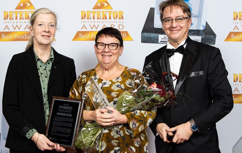 Anne-Marie Eklund Löwinder (mitten) mottog utmärkelsen "Årets Trygghetsambassadör" av SNOS ordförande Krespektive generalsekreterare Kristina Axén Olin och Lennart Alexandrie.