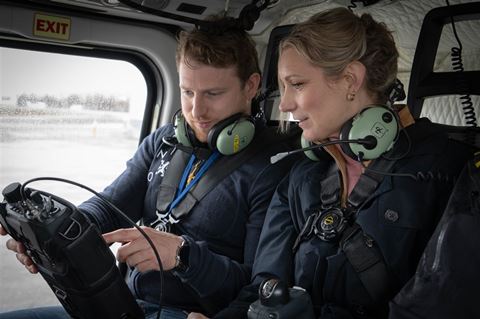 Digitaliseringsminister Karianne Tung og seniorrådgiver Niccolai Gerrard måler GNSS forstyrrelser fra helikopter Foto: Victoria Marie Nordahl/Nkom Digitaliseringsminister Karianne Tung og seniorrådgiver Niccolai Gerrard måler GNSS forstyrrelser fra helikopter