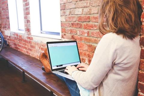 Hele 83,4 procent af adspurgte kvinder siger, at teknologi i nogen eller høj grad gør deres hverdag lettere, oplyser Tekniq Arbejdsgiverne. Foto: Pixabay
