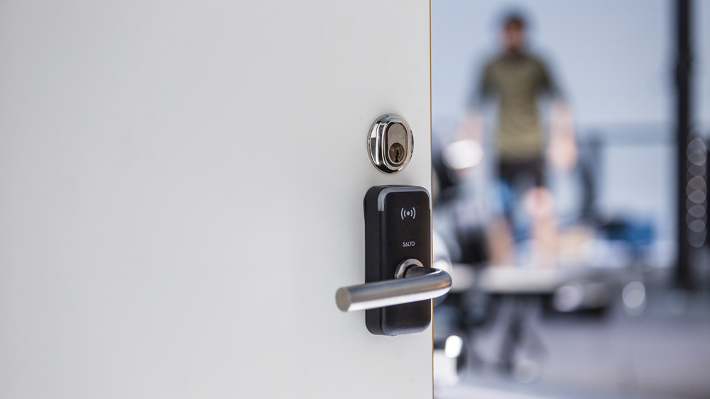 Huvudbyggnaden, alla stugor och anläggningar är utrustade med elektroniska Salto-lås.