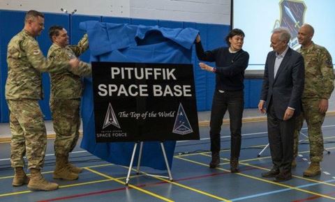 Ved afsløringen af det nye navneskilt var repræsentanter fra USA, Danmark og Grønland til stede. Foto: Senior airman U.S. Space Force, Kaitlin Castillo