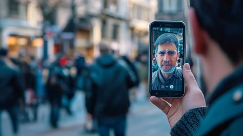 Politiet i Wales bliver de første i Storbritannien til at anvende ansigtsgenkendelse via en app. Foto: AI-genereret