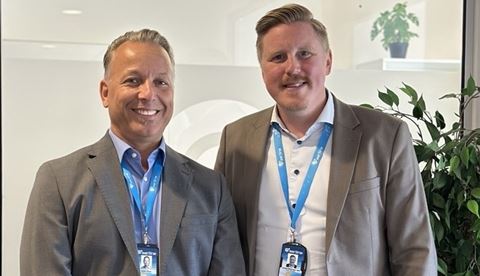 Anders Klees välkomnas till Seriline av Torbjörn Warghagen Bolk.