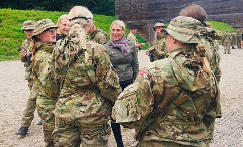 Trine Bramsen i samtale med kvindelige soldater. Foto: Forsvarsministeriet.