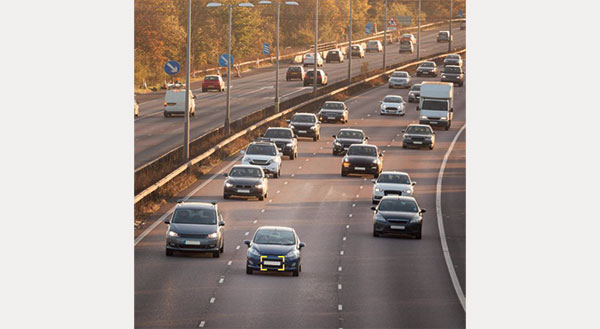 Kameror och sensorer installerade på vägar och broar kan samla in trafikinformation i realtid som sedan återkopplas till lokala myndigheter som via analyser kan förutse långsiktiga trafiktrender som ligger till grund för beslut om strategiska transportplaner.