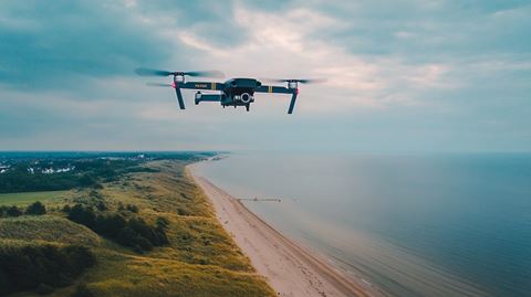   Får droner lov til at flyve udenfor operatørens synsvidde åbner det en bred palette af muligheder for at tænke de flyvende robotter ind i erhvervslivets behov. DI håber på nye spilleregler fra 2027.