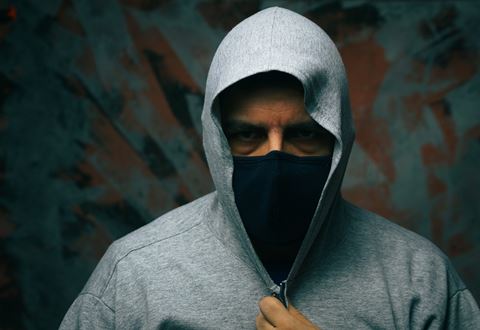 Kravet om mundbind i butikker gør politiets opklaringsarbejde sværere.