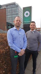 Sikringsansvarlig Lars Bjerre Pedersen og sikringskonsulent Dennis Foged Wittrup, Bygninger og Teknik, Jyske Bank, foran bankens hovedsæde i Silkeborg.