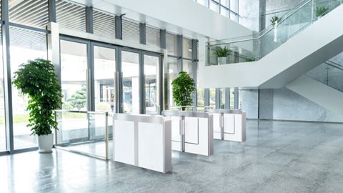 Lobby- och receptionsområden är viktiga för att hantera rörelseflöden inom ett datacenter.