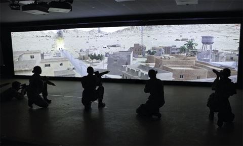 GSIMS har været en fast del af skydetræningen i Forsvaret siden 1990. Den er løbende blevet opdateret. Den version, der bruges i dag, består af et stort display med en 12 meter bred skærm og fem projektorer. Foto: Oliver Nordahl Johansen 