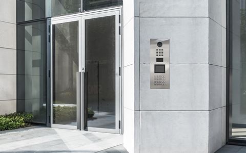 Porttelefonerne i Doorbird-serien er velegnede til små og mellemstore virksomheder, flerfamiliehuse og private boliger.