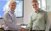 Vehco blr en del av Addsecure Group.  Magnus Orrebrant, VD för Vehco och Addsecures VD Stefan Albertsson bekräftar med ett handlag överenskommelsen.