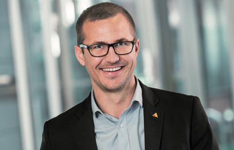 Idag är säkerhetskameror, passerkontrollenheter och digitala högtalare anslutna till IT-nätverk och kan ta emot, analysera och distribuera data, säger Jimmy Ek, nordisk försäljningschef för Axis.