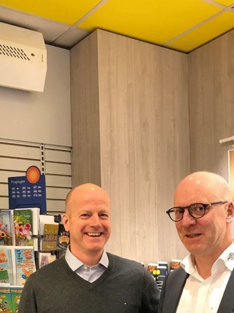 Sikkerhedschef Lars Eklund, Reitan Convenience Shops (tv) har besøg i en Pressbyrån af Nordic Sales Manager Thomas Stig Thøisen, Protect. Tågekanonen ses oppe under loftet.