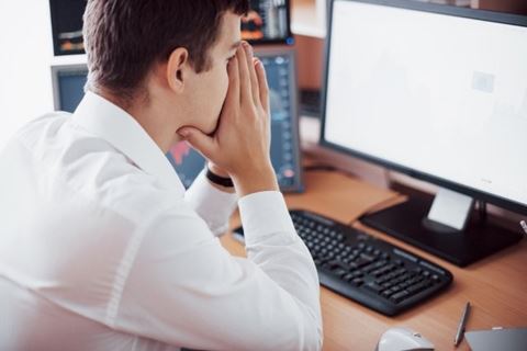 Statistikken viser en dyster tendens for cybersikkerheden; i gennemsnit finder der over 5.300 angreb sted hver time, hvor telekom- og IT-sektoren er de mest udsatte mål.