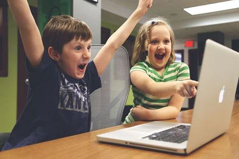 En rapport fra Børns Vilkår viser, at i fem-seks års alderen bruges de digitale medier især til at spille spil og se film, men på et tidspunkt begynder børnene også at færdes på nettet.