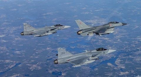 Danske og svenske kampfly side om side. Foto: Forsvaret 