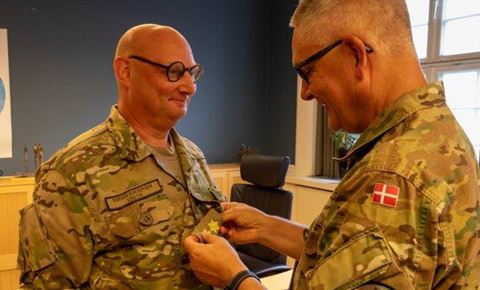 Forsvarschefen sætter de nye distinktioner på Søren Andersens uniform og udnævner ham til generalmajor og ny chef for Arktisk Kommando. Foto: Forsvarskommandoen