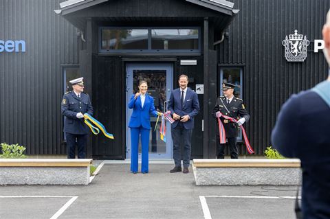 Sveriges kronprinsesse Victoria og Norges kronprins Haakon forestod den officielle åbning af Eda-Eidskog politistation midt på den svensk-norske grænse.