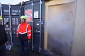 Materielchef Mads Jensen fra Jorton har aktiveret sikkerhedstågen fra Protect, der gør det umuligt at se noget i containeren.