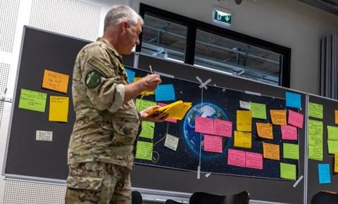 Kaptajn Jørn Eilersen er en af de første nye medarbejdere, der skal være med til at opbygge det nye rumoperationscenter. Foto: Emma Sanko / Forsvaret Kaptajn Jørn Eilersen er en af de første nye medarbejdere, der skal være med til at opbygge det nye rumoperationscenter. Foto: Emma Sanko / Forsvaret
