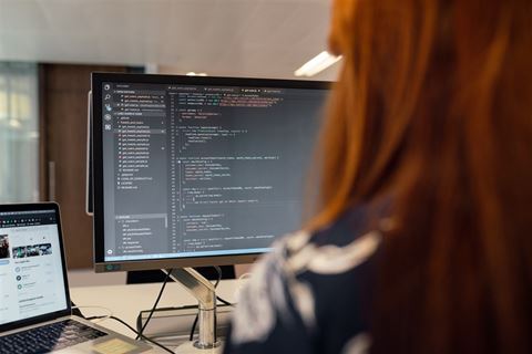 Rapporten lyfter hur generativ AI och agentiska system förändrar cyberkriminalitet i grunden. Rapporten lyfter hur generativ AI och agentiska system förändrar cyberkriminalitet i grunden.