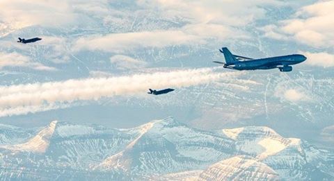 De danske F-35, som støttes af en fransk Airbus MRTT lufttanker, overflyver Færøerne. Foto: Rune Dyrholm / Forsvaret