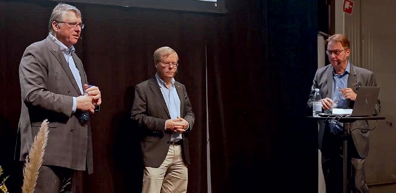 Pierre Racz och Martin Gren på scenen tillsammans med moderatorn Lennart Alexandrie på säkerhetsmässans Skydds öppningsdag. Pierre Racz och Martin Gren på scenen tillsammans med moderatorn Lennart Alexandrie på säkerhetsmässans Skydds öppningsdag.