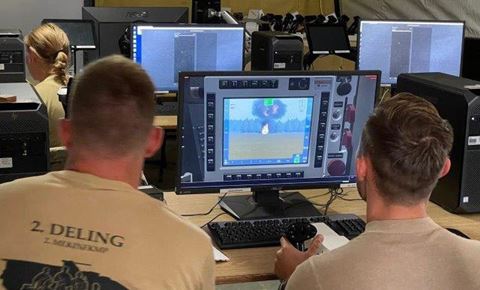 På skærmen ser soldaten et billede, der svarer til skyttens skærm i eksempelvis Piranhaen, og som led i uddannelsen køres et computerprogram, som soldaten skal reagere og handle på – eksempelvis dukker en fjendtlig kampvogn op i skovkanten, som skytten så skal nedkæmpe. Foto: Morten Fredslund / Forsvaret