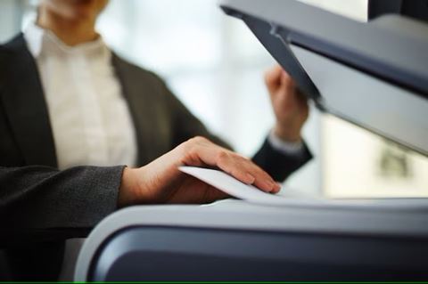 Må man for eksempel printe 25 eksemplar af en konfirmationssang på firmaets regning? Nej, det må man ikke, for der er ingen bagatelgrænse, ifølge advokat hos Tekniq Arbejdsgiverne, Anders Fugmann. Foto: Freepik
