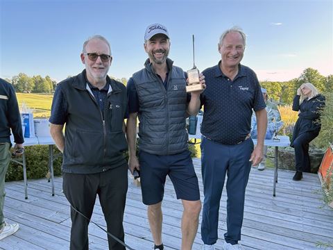 Vinnaren av Rapid Open 2025 Richard Aldén, flankerad av Mats B Adman, vd för Rapid Säkerhet och Ola Lindberg, marknadschef på Rapid Säkerhet.