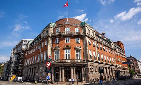 Hjørnebygningen på Holmens Kanal i København deler Forsvarsministeriet med Forsvarskommandoen. 
