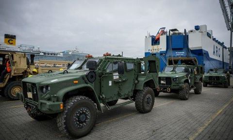 I alt skal mere end 2000 stykker materiel og køretøjer landsættes i Aarhus og Esbjerg i de kommende uger. Foto: Simon Elbeck / Forsvaret 