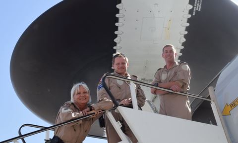 Danske besætningsmedlemmer under AWACS-flyets karakteristiske radar-disk i Mazar-e Sharif 2014. Foto: Jette Elkjær / Forsvaret