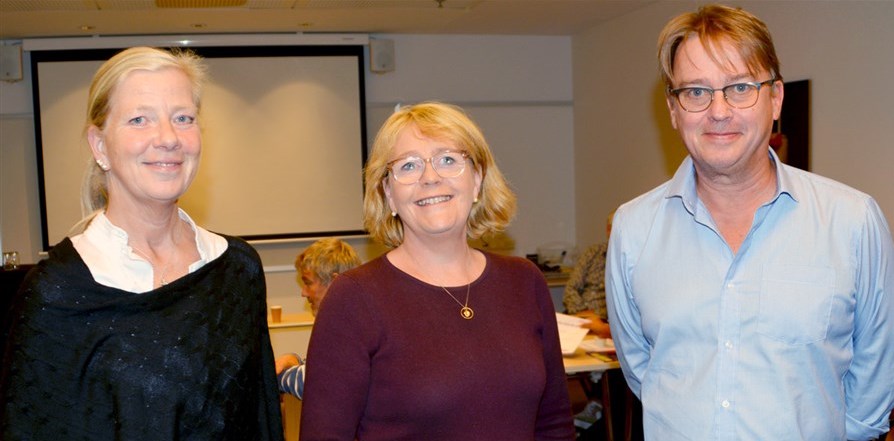 Finansregionrådet i Stockholm, Iréne Svenonius, flankerad av Kristina Axén Olin och Lennart Alexandrie, ordförande respektive generalsekreterare för tankesmedjan SNOS. 