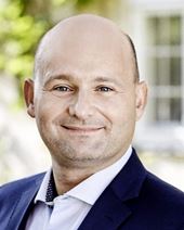 Justitsministeren skærper straffen for ulovlig deling af nøgenbilleder.