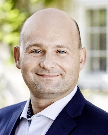 Justitsministeren skærper straffen for ulovlig deling af nøgenbilleder.