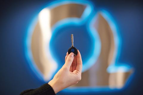 iLoqs batterifria lösning baseras på att den energi som krävs för att bekräfta behörighet och upplåsning genereras med hjälp av rörelseenergin när nyckeln sätts i låset.