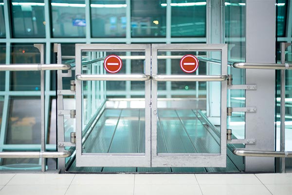 Det finns många tänkbara riskscenarier på flygplatser, som exempelvis när passagerare tog sig förbi den inre säkerheten på Gatwick och bordade ett flygplan, vilket ledde till evakuering. Det finns många tänkbara riskscenarier på flygplatser, som exempelvis när passagerare tog sig förbi den inre säkerheten på Gatwick och bordade ett flygplan, vilket ledde till evakuering.